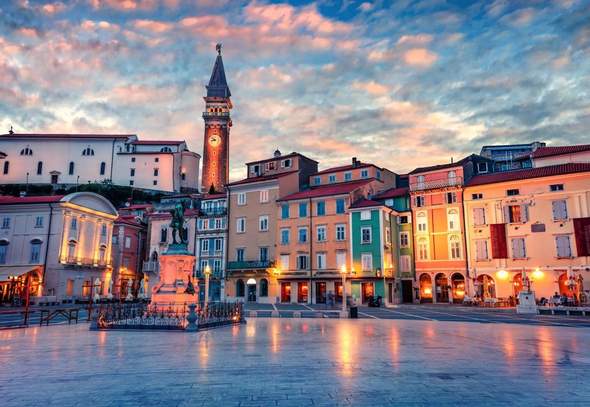 Piran – mediteransko mestno jedro z veneziansko arhitekturo ob jadranskem morju